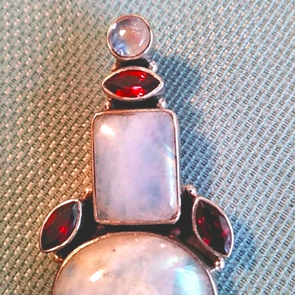 BEAUTIFUL MOONSTONE AND GARNET PENDENT - Picture 3 of 8